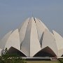 De Bahá'í tempel in Bahapur, Delhi, India werd in 1986 voltooid en is de Moeder-tempel van het Indische subcontinent. Het heeft verscheidene architectonische prijzen gewonnen en is in honderden kranten- en tijdschriftartikelen besproken. De architect was Fariborz Sahba uit Canada.<br /><br />Het ontwerp is geïnspireerd door de lotusbloem en bestaat uit 27 vrijstaande met marmer beklede “bladen”, gerangschikt in groepen van drie, zodat er negen zijden ontstaan. De tempel is iets meer dan 40 meter hoog, en wordt omgeven door negen vijvers, die de bladeren symboliseren waar de lotus op drijft